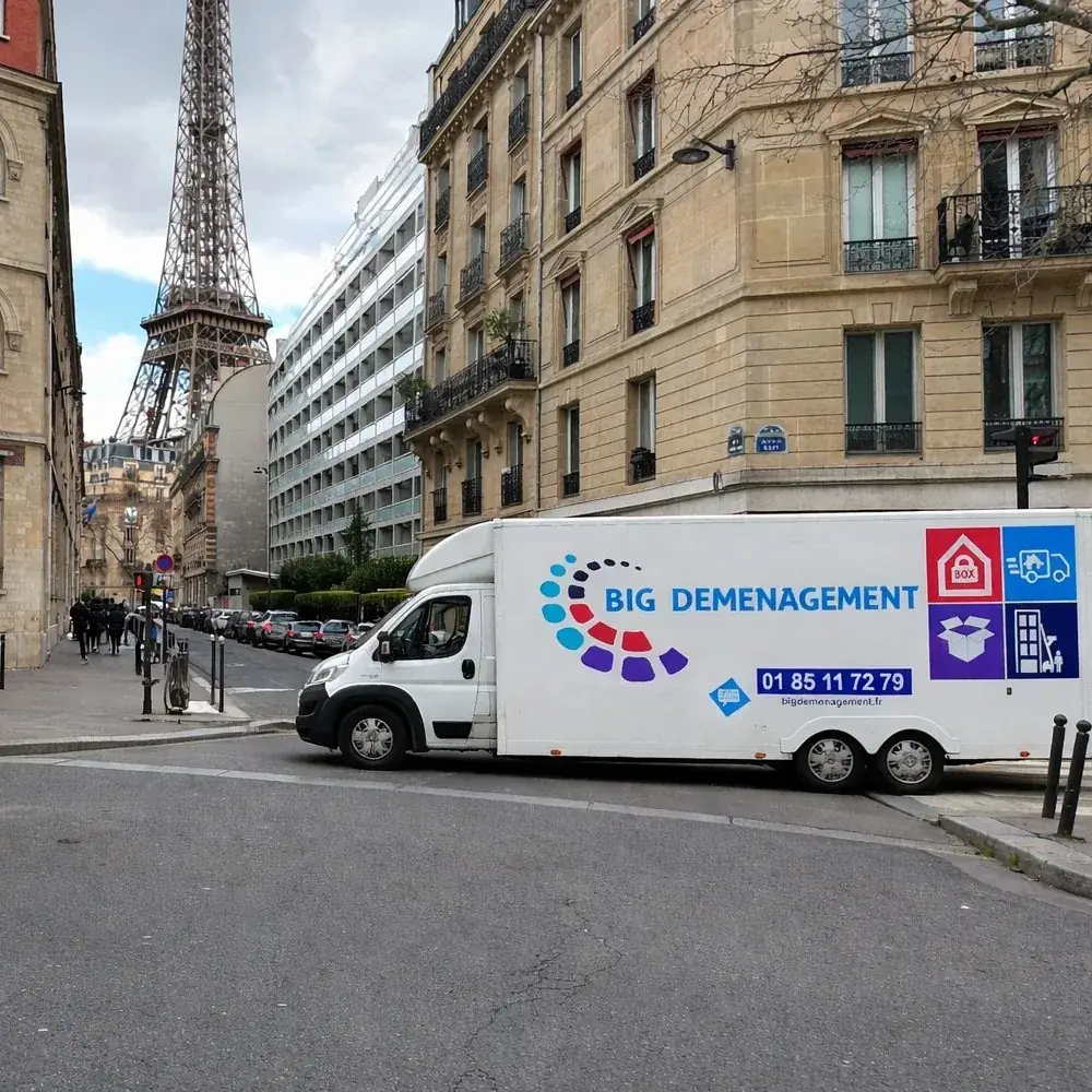 Camion Big Déménagement devant la Tour Eiffel à Paris